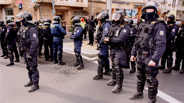 Demonstraci v Ústí nad Labem hlídalo asi pt stovek policist a stráník. (8.
