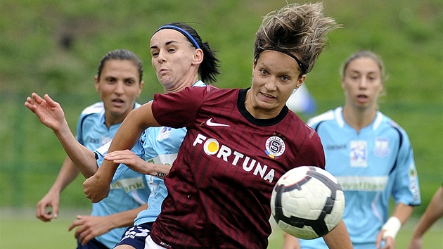 BLÁZEN VE SPART�. Z fotbalistky Lucie Martínkové jsou prý ve Spart� "�ediví",