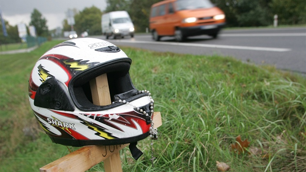 Pomní�ek motorká�i u silnice �. 11 u T�ebechovic pod Orebem.