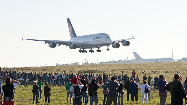 Airbus A380 poprvé pistává v Praze