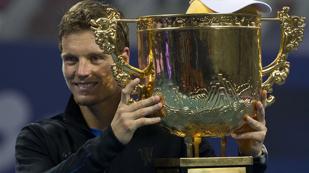 VÍTZNÁ TROFEJ. Tenista Tomá Berdych s trofejí za triumf na turnaji v Pekingu.
