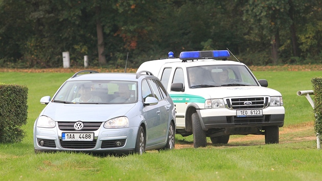 Policisté vyetují zniení dráhy na závoditi v Pardubicích