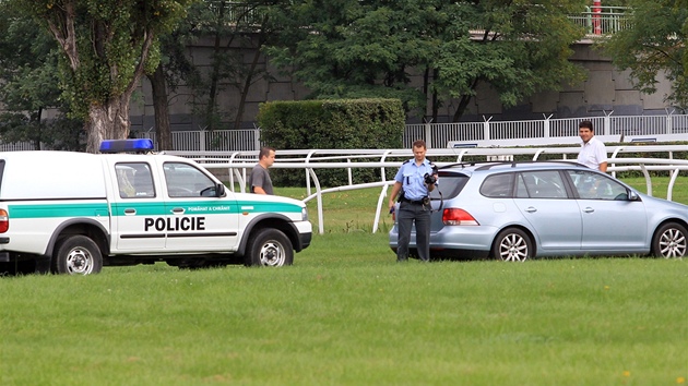 Policisté vyetují zniení dráhy na závoditi v Pardubicích