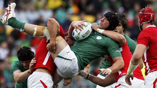 Irský ragbista Stephen Ferris je tvrd atakován velskými soupei,