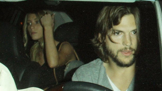 Ashton Kutcher a Sara Lealová v aut