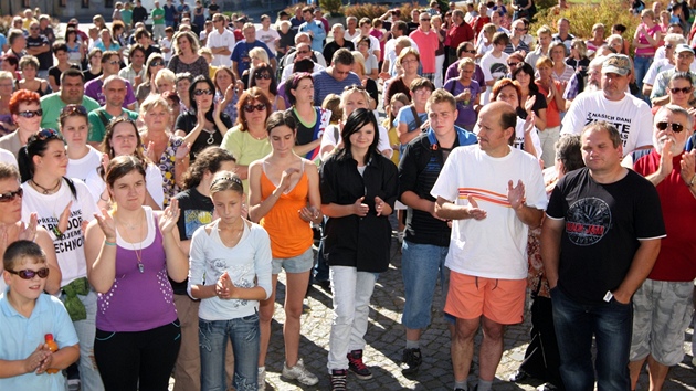 Úastníci nedlního shromádní ve Varnsdorfu