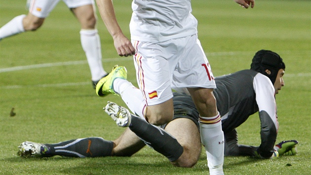 0:1. Španělský útočník Juan Manuel Mata právě poslal míč do sítě Petra Čecha.