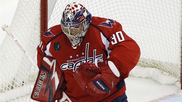 Branká� Washingtonu Michal Neuvirth zasahuje.