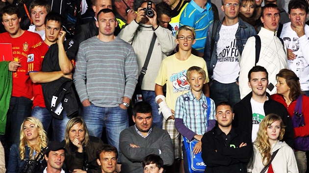 ZAJÍMAVÁ PODÍVANÁ. Trénink �eské a �pan�lské reprezentace sledovaly v Praze na