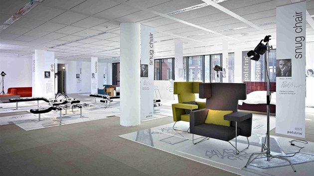 Expozice zna�ky Polstrin design, v pop�edí k�eslo Snug od Ji�ího Pelcla