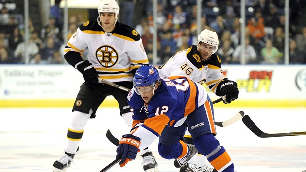 Josh Bailey z NY Islanders (uprosted) se snaí odpoutat od Davida Krejího