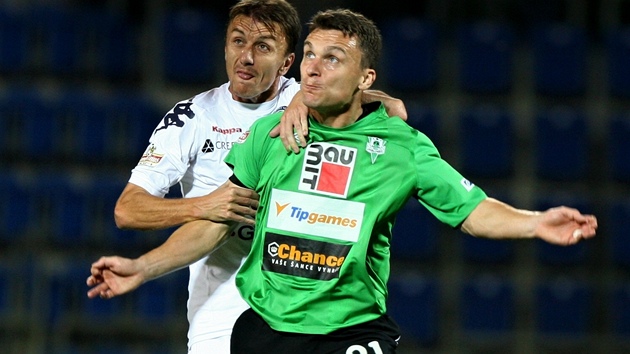 Souboj Michala Korduly ze Slovácka (vlevo) a jabloneckého Davida Lafaty.