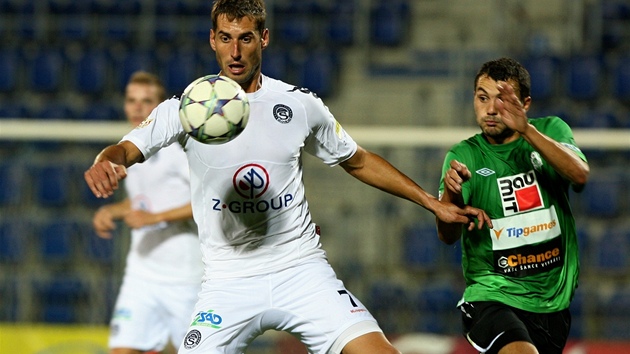 Libor Do�ek ze Slovácka (vlevo) si kryje mí� p�ed jabloneckým Lubo�em Lou�kou.