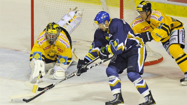 Litvínovský gólman Petr Frank zasahuje ped Markem Hovorkou z Kladna
