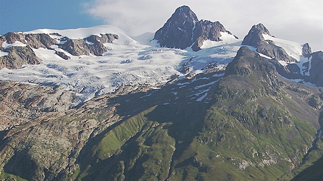 Impozantní Aig. des Glacieres nad chatou Refuge des Mottets strhávají pohledy