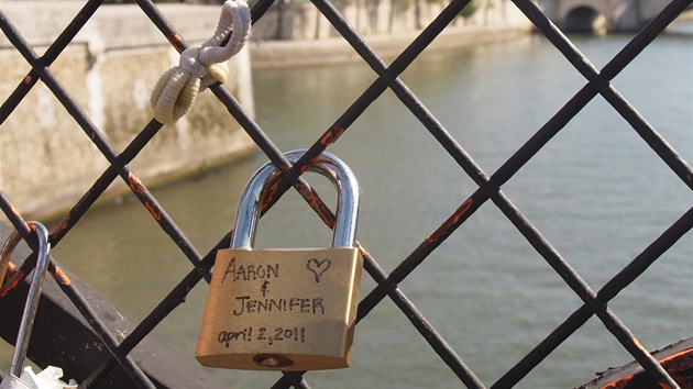 Jeden z mnoha zámečků na pařížském mostě Pont de l’Archeveché