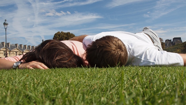 Zamilovaný pár na trávníku