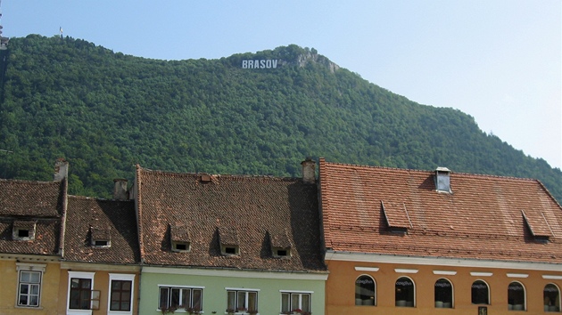V kopci nad Bra�ovem je v lese ukrytá lovecká restaurace Casa Padurarului, kde