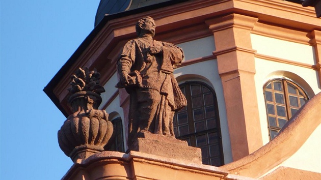 Socha sv�tce z pr��elí kostela Nejsv�t�j�í Trojice ve Val�i po rekonstrukci.