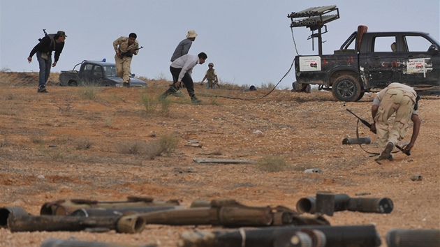Povstalci se skrývají ped palbou Kaddáfího jednotek u Syrty