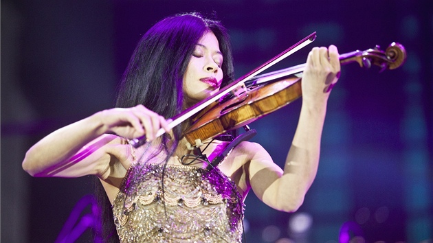 Kadyrovovi zahrála i houslová virtuóska Vanessa Mae. Za svj koncert podle...