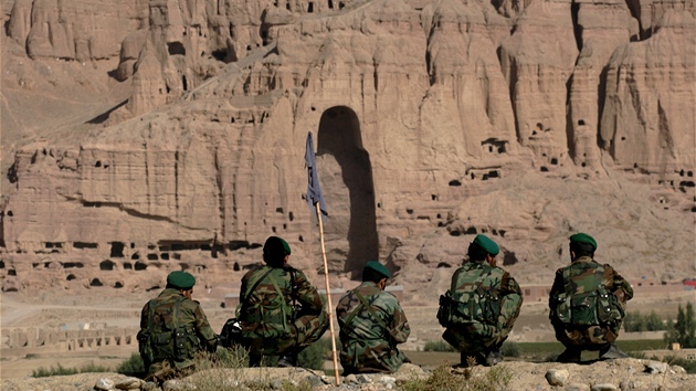 Afghánští vojáci shlížejí v Bamjánu do míst, kde se nacházely proslulé sochy...