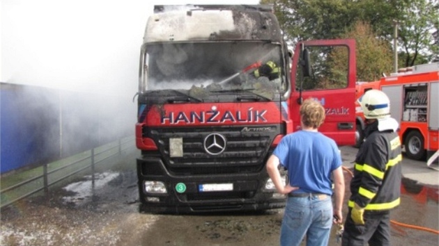 Hoří ti kamion, volali sousedé na řidiče. Škoda je 800 tisíc - iDNES.cz
