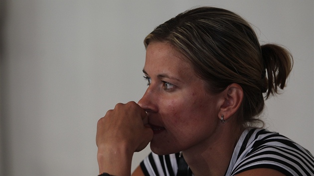 Ivana Veeová sedí za lavikou Frisca Brno bhem utkání s USK Praha.