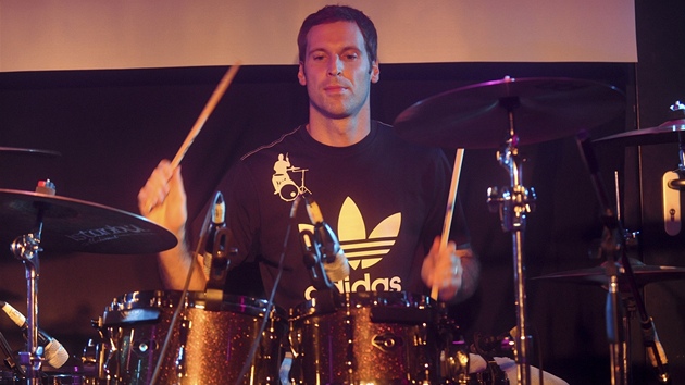 Gólman Petr ech si hraní na bicí uíval 