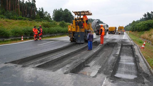 Silniái zaali s opravami 24. ervence. Pomocí frézy z dálnice vyízli pruh