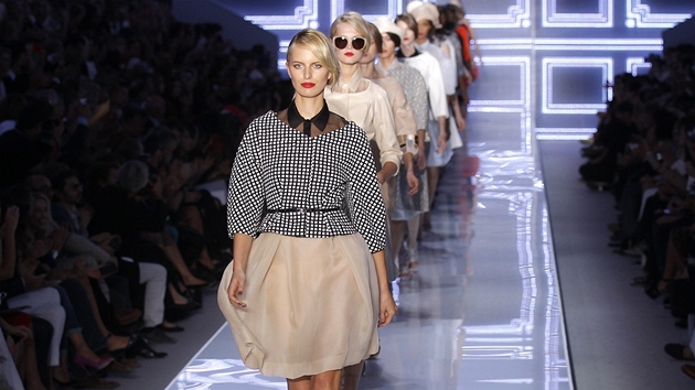 Přehlídku Dior v Paříži zahajovala česká topmodelka Karolína Kurková.