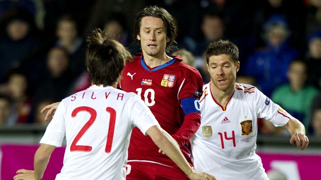 KUDY SE TAM DOSTAT? Tomá� Rosický (uprost�ed) hledá cestu skrz �pan�lskou