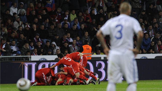 KONEC SLOVENSKÝCH NADĚJÍ, Slovenští fotbalisté přihlížejí ruským oslavám gólu,