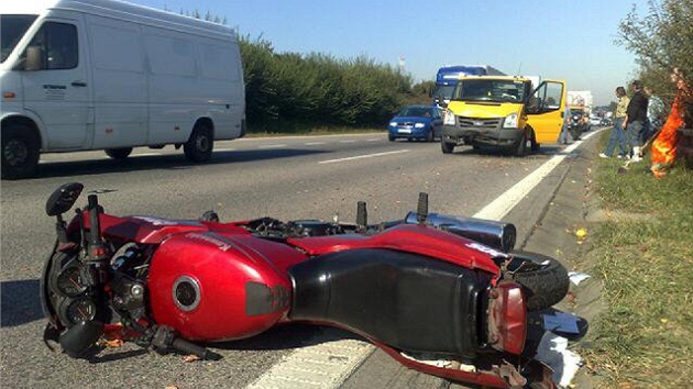 Na dálnici D8 na 8,5 kilometru ve sm�ru na Prahu narazila dodávka do motorky.