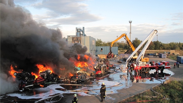 V kovorotu na kraji eské Lípy hoela hromada starých aut. (6. íjna 2011)