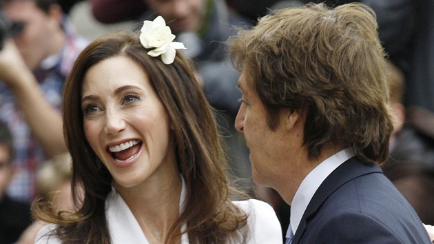Paul McCartney a Nancy Shevellová se vzali v Londýn (9.10.2011)