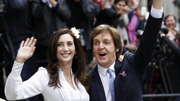 Novomanelé Paul McCartney a Nancy Shevellová (9. íjen 2011)