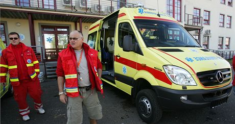 Karlovartí záchranái u jedné nových sanitek, které získali do svého vozového