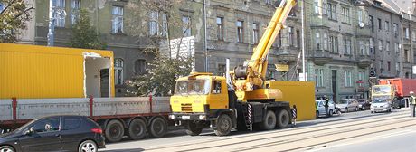 Jeáb nakládá stavební buku, která spadla z kamionu na Klatovské tíd v Plzni.