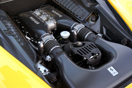 Lex Ferrari: Tento dodatek k evropským homologaním pedpism dovoluje výkonným sportovním vozm (výkon pes 140 kW a výkonová hmotnost pes 75 kW/tunu) produkovat o 1 decibel více hluku ne je stávající maximum 74 dB.