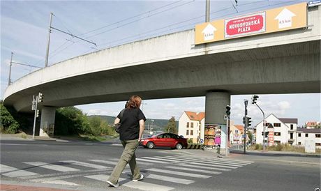 Most v praskch Modanech se vychlil o 20 centimetr. (7. z 2009)