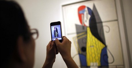 První návtvníci obdivují díla Pabla Picassa (anghaj, 17. íjna 2011).