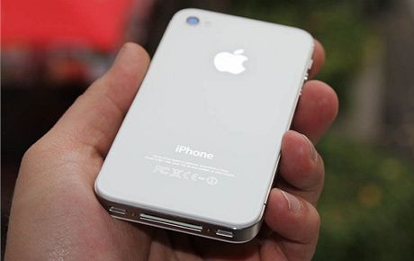 Souasný Apple iPhone 4S má 3,5" Retina displej
