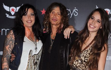Steven Tyler s dcerami v obleení z vlastní kolekce