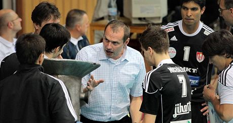 eskobudjovický trenér Jan Svoboda udílí pokyny svým svencm. 