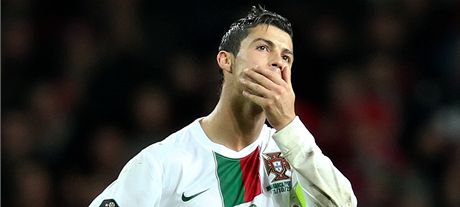 TO SNAD NE... Cristiano Ronaldo, kapitn Portugalska, je natvan, jeho tm