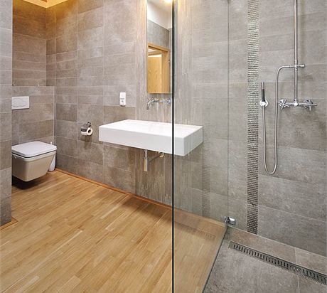 Koupelna je vybavena sanitrn keramikou Kolo, s dubovou podlahou a dubovmi