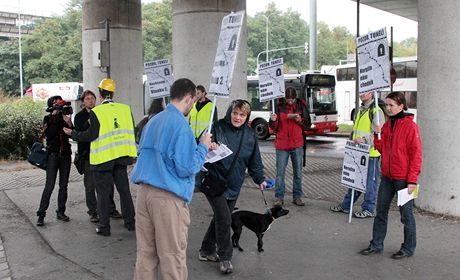 Zstupci sdruen Auto*Mat vysvtluj obyvatelm Libn, jak vstavba dal