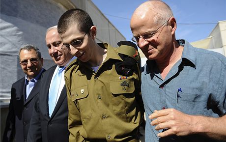 Gilad alit ve vojenském po proputní se svým otcem (vpravo) a izraelským
