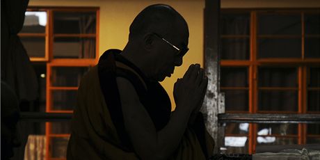 Dalajlama se modlí za upálené mnichy (19. íjna 2011)